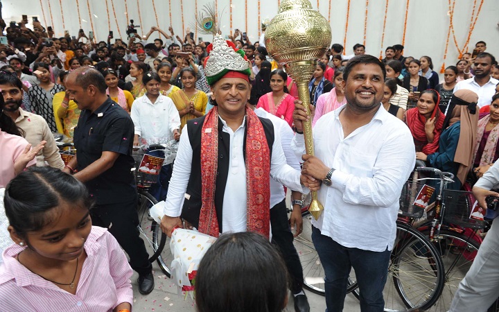 सपा कार्यकर्ताओं ने धूमधाम से मनाया अखिलेश यादव का जन्मदिन