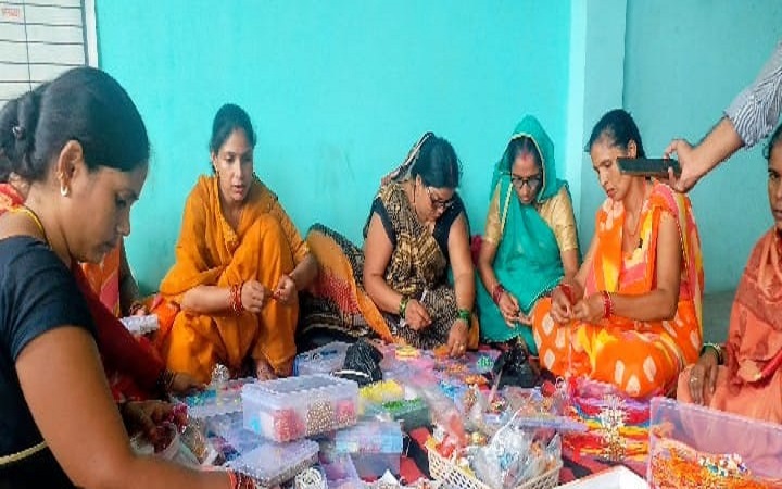 समूह की दीदियों के द्वारा बनाई गई राखियों से सजेंगे बाजार