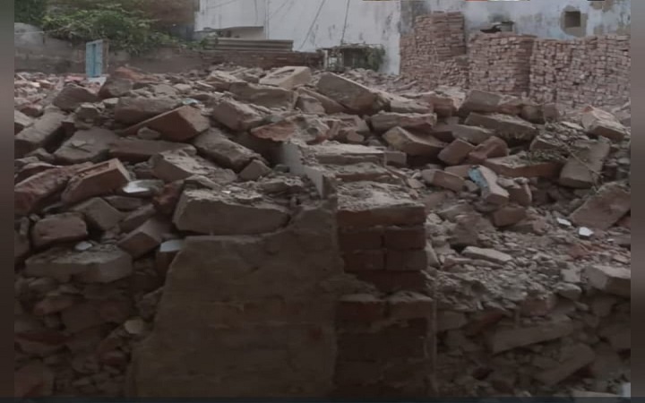 सुलभ शौचालय तोड़कर बारात घर बना रहे पार्षद