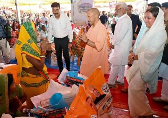 बाढ़ प्रभावितों के साथ खड़ी योगी सरकार