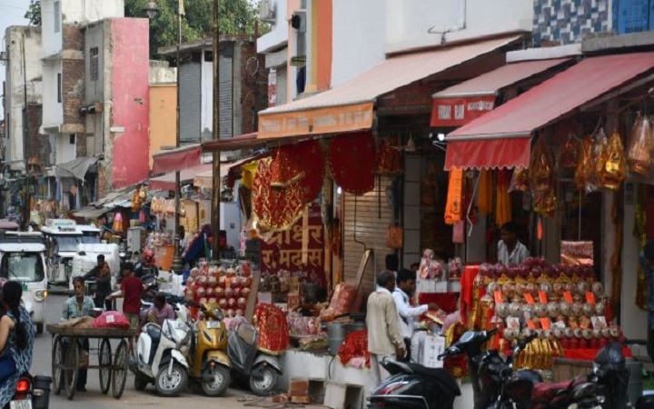 फुटपाथ पर दुकान, सड़क पर आदमी-फिर भी शहर स्मार्ट!