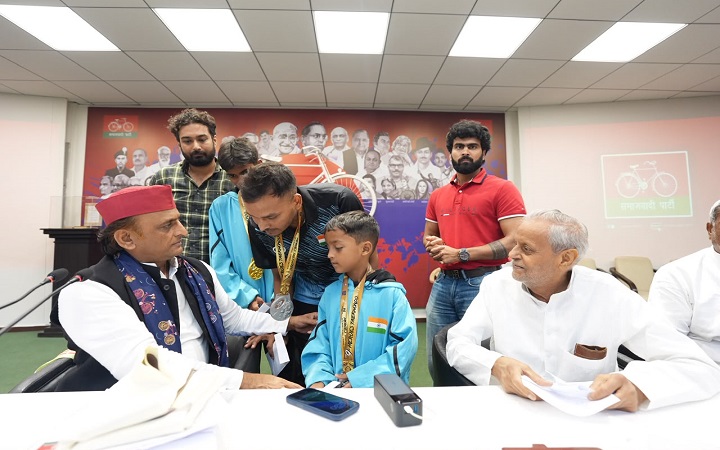 अंतरराष्ट्रीय चैंपियनशिप के पदक विजेता से अखिलेश ने की मुलाकात