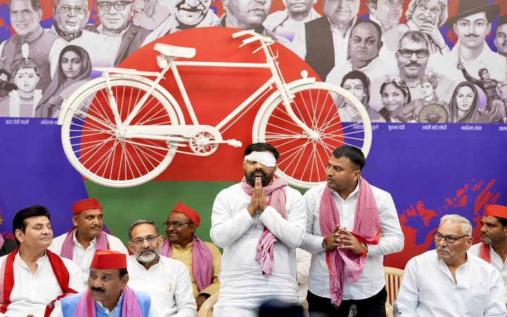 अखिलेश यादव से मिले मेरठ के दिग्विजय भाटी और मोहित जाटव