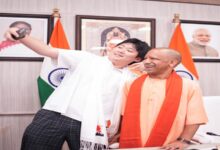Photo of प्रोटोकॉल से परे: जापानी Gen-Z और योगी की सेल्फी
