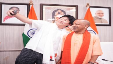 Photo of प्रोटोकॉल से परे: जापानी Gen-Z और योगी की सेल्फी