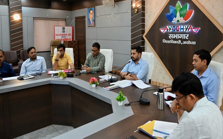 जिलाधिकारी ने लंबित वादों के त्वरित निस्तारण के दिए निर्देश