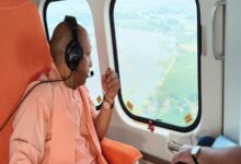 Photo of बलिया के बाढ़ प्रभावित इलाकों का योगी ने किया हवाई सर्वेक्षण, राहत सामग्री बांटी