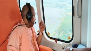 Photo of बलिया के बाढ़ प्रभावित इलाकों का योगी ने किया हवाई सर्वेक्षण, राहत सामग्री बांटी