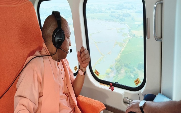 बलिया के बाढ़ प्रभावित इलाकों का योगी ने किया हवाई सर्वेक्षण, राहत सामग्री बांटी