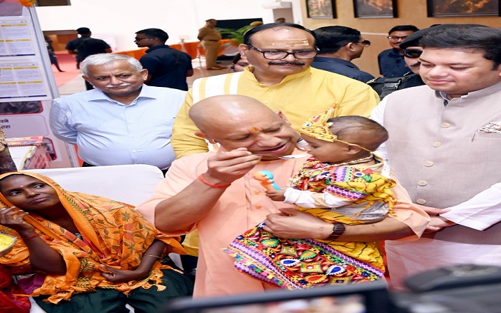 मुख्यमंत्री ने मिड-डे मील रसोइयों को दिया रक्षाबन्धन का उपहार