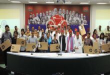 Photo of मेधावी छात्रों से मिले अखिलेश यादव, लैपटॉप देकर बढ़ाया हौसला