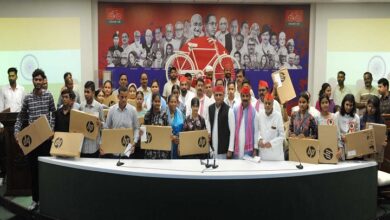 Photo of मेधावी छात्रों से मिले अखिलेश यादव, लैपटॉप देकर बढ़ाया हौसला