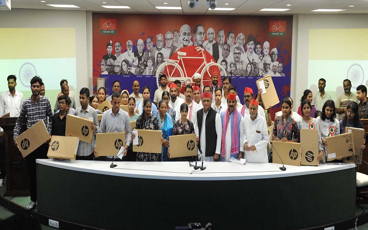 मेधावी छात्रों से मिले अखिलेश यादव, लैपटॉप देकर बढ़ाया हौसला