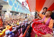 Photo of शिव भक्तों पर मुख्यमंत्री ने की पुष्पवर्षा
