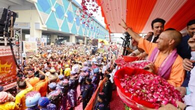 Photo of शिव भक्तों पर मुख्यमंत्री ने की पुष्पवर्षा