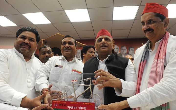 सपा में शामिल हुए पूर्वमंत्री विधायक