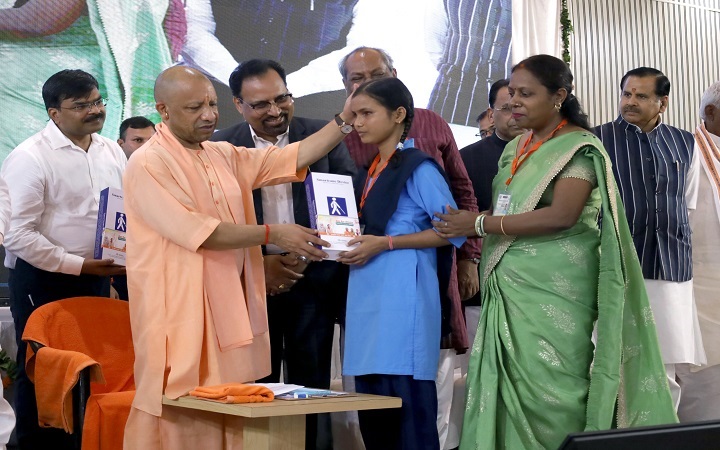 मुश्किल घड़ी में 'अभिभावक' बनी योगी सरकार 11,219 परिवारों को मदद