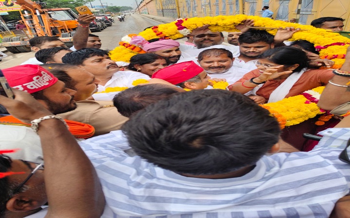 सरोज यादव नें सपा सांसद धर्मेंद्र यादव का किया भव्य स्वागत