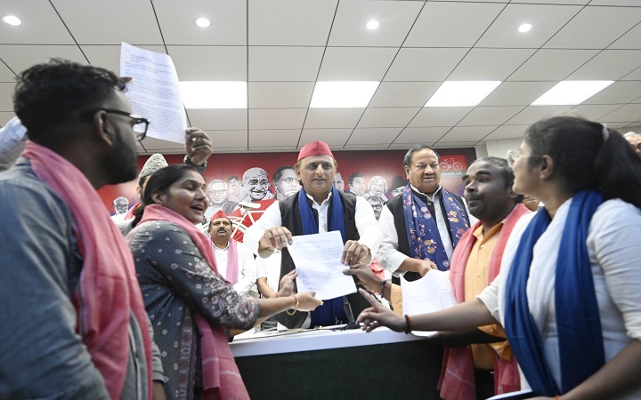 आईटीआई अनुदेशक भर्ती अभ्यर्थियों ने अखिलेश यादव को सौंपा ज्ञापन