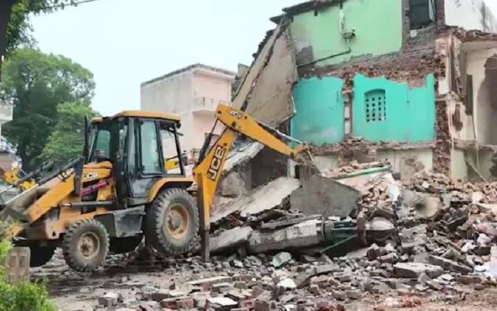 सहारनपुर में अवैध इमारत पर कार्रवाई