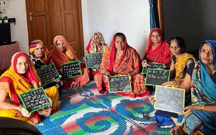 अक्षर ज्ञान से आत्मनिर्भरता की ओर बढ़ती ग्रामीण महिलाएँ