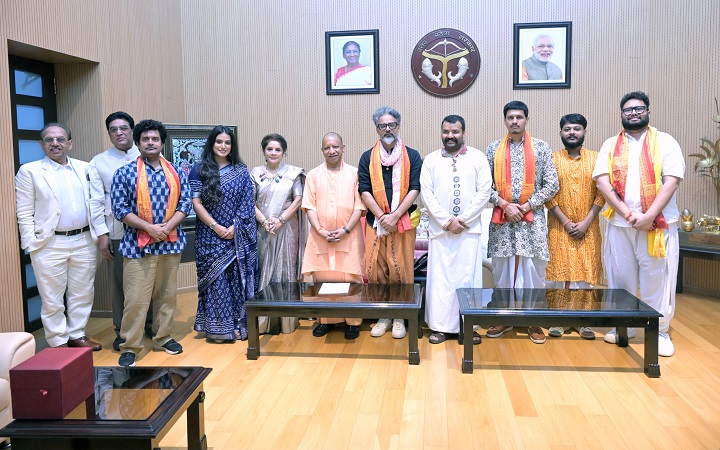 ‘हनुमान अंश’ की टीम से मिले योगी