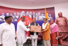 Photo of अखिलेश यादव ने मेधावी छात्र-छात्राओं को बांटे लैपटॉप