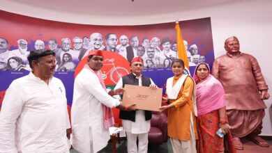Photo of अखिलेश यादव ने मेधावी छात्र-छात्राओं को बांटे लैपटॉप