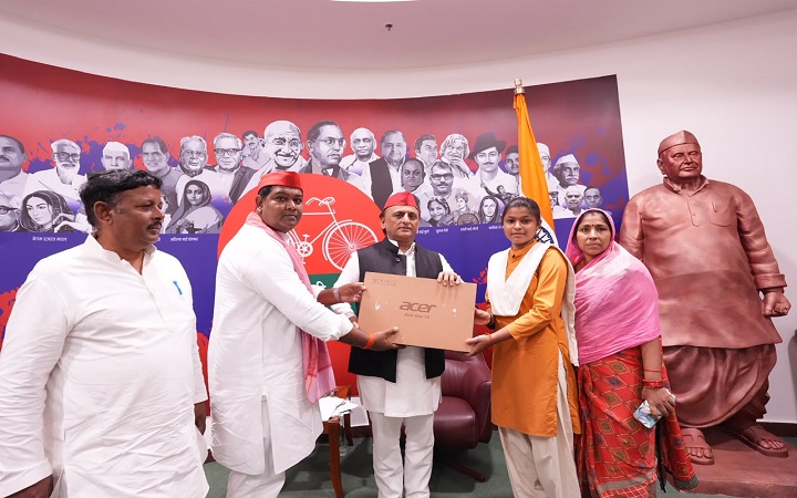 अखिलेश यादव ने मेधावी छात्र-छात्राओं को बांटे लैपटॉप