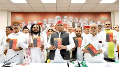 Photo of अयोध्या के महंत रामदास ने अखिलेश से भेंट की