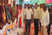 Photo of अयोध्या: बाढ़ पीड़ितों को राहत, विधायक रामचंद्र यादव की मौजूदगी में बांटी गई किट