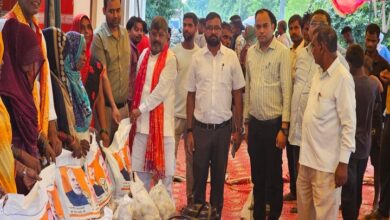 Photo of अयोध्या: बाढ़ पीड़ितों को राहत, विधायक रामचंद्र यादव की मौजूदगी में बांटी गई किट