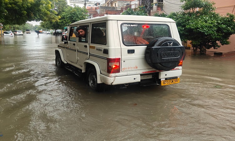 मूसलाधार बारिश से टापू में तब्दील हुए आशियाना के कई इलाके