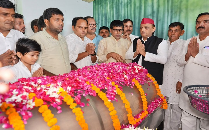 राम गोविंद चौधरी के निधन पर भावुक हुए अखिलेश दी श्रद्धांजलि