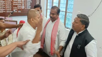 Photo of प्रेस कॉन्फ्रेंस के दौरान सपा नेताओं में भिड़ंत