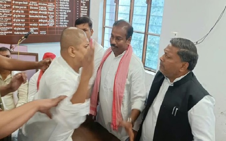 प्रेस कॉन्फ्रेंस के दौरान सपा नेताओं में भिड़ंत