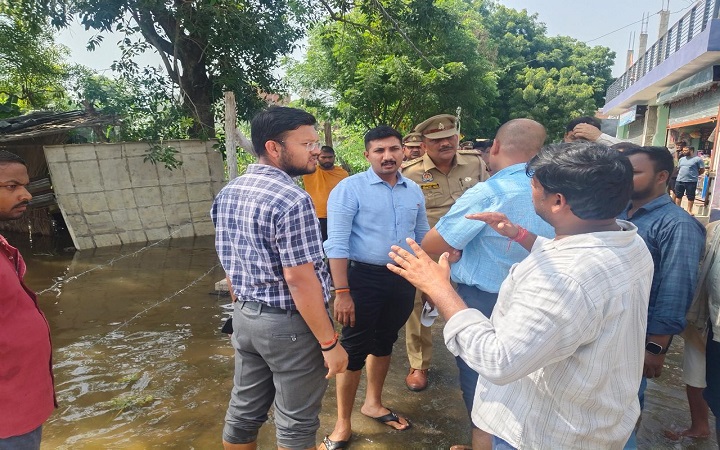लखनऊ बाढ़ में युद्धस्तर पर राहत, DM ने संभाली कमान