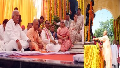 Photo of राष्ट्रपिता महात्मा गांधी की प्रतिमा पर मुख्यमंत्री ने किया पुष्पार्चन