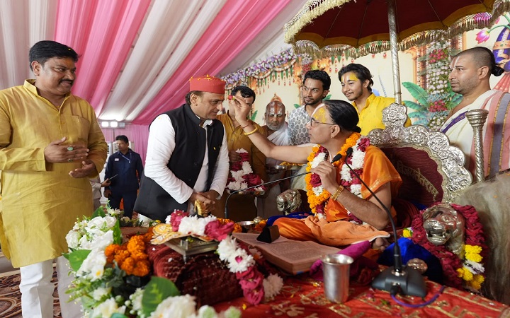 अयोध्या:श्रीमद्भागवत कथा में शामिल हुए अखिलेश यादव