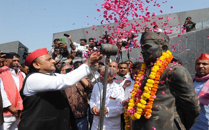 अखिलेश यादव ने लिया जेपी की संपूर्ण क्रांति के रास्ते पर चलने का संकल्प