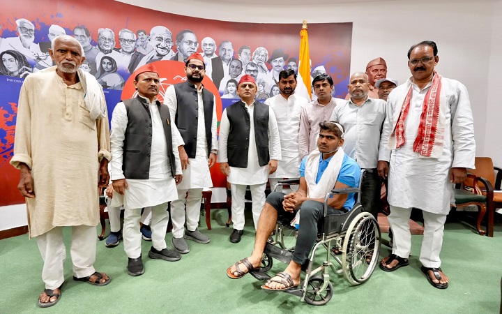 गाजीपुर में CISF जवान पर जानलेवा हमला,अखिलेश यादव से मिलकर परिजनों ने मांगी गिरफ्तारी