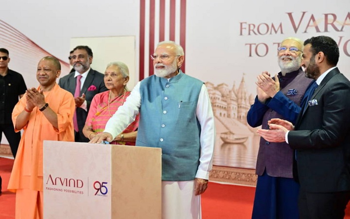 प्रधानमंत्री ने अरविन्द गारमेण्ट एण्ड अपैरल मैन्युफैक्चरिंग फैसिलिटी का उद्घाटन किया