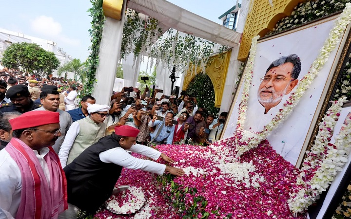 बलिया के बल रामगोविंद चौधरी को श्रद्धांजलि देकर बोले अखिलेश यादव- उनका संघर्ष बेकार नहीं जाएगा