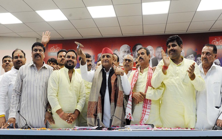 भाजपा-बसपा को बड़ा झटका! पूर्व विधायक से पूर्व IPS तक कई दिग्गज अखिलेश यादव के साथ