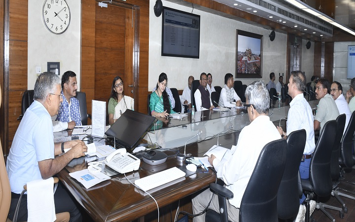 मुख्य सचिव ने विकास एवं जनकल्याणकारी योजनाओं की प्रगति का लिया जायजा