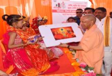 Photo of मुख्यमंत्री ने बलरामपुर में बेटियों को बांटी स्टडी टेबल,महिला सशक्तीकरण पर दिया जोर