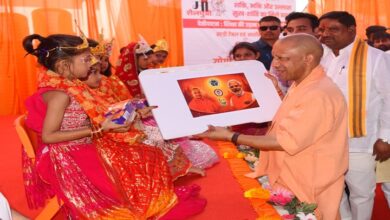 Photo of मुख्यमंत्री ने बलरामपुर में बेटियों को बांटी स्टडी टेबल,महिला सशक्तीकरण पर दिया जोर