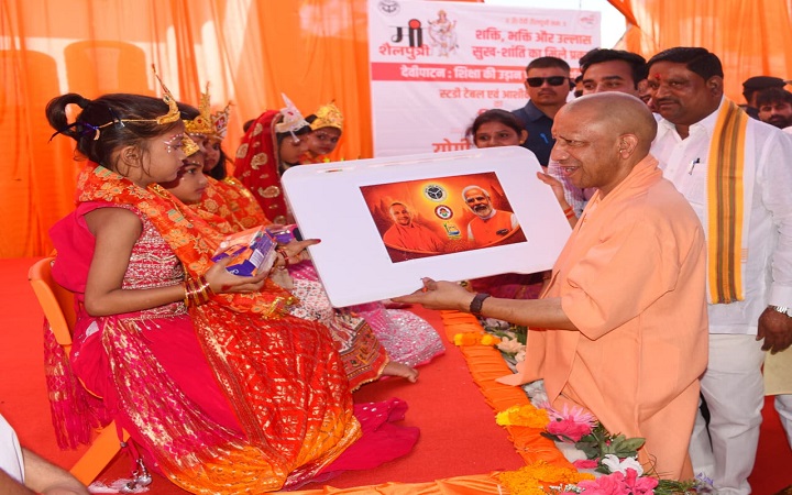 मुख्यमंत्री ने बलरामपुर में बेटियों को बांटी स्टडी टेबल,महिला सशक्तीकरण पर दिया जोर