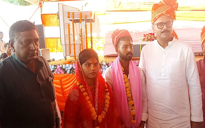 शहनाइयों की गूंज के बीच अयोध्या में 185 जोड़ों ने थामा एक-दूजे का हाथ